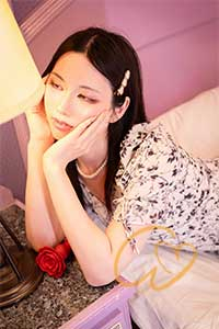 七尾あやは